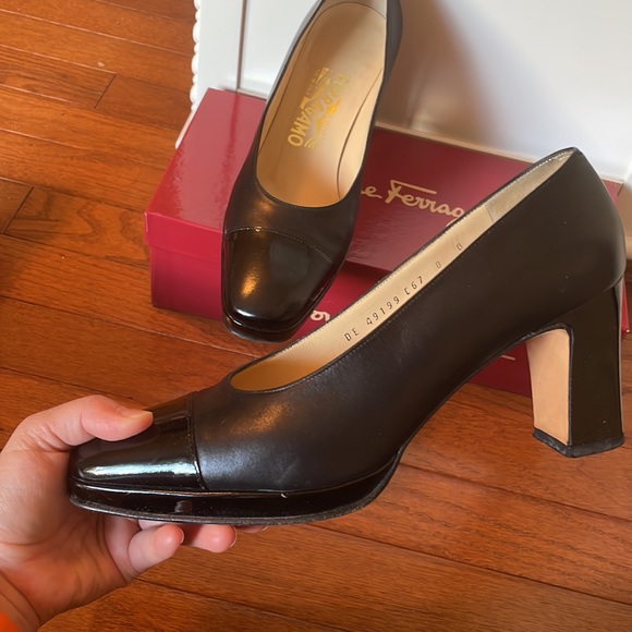 Salvatore Ferragamo black smooth and patent leather platform pump size 8 - Picture 6 of 9
